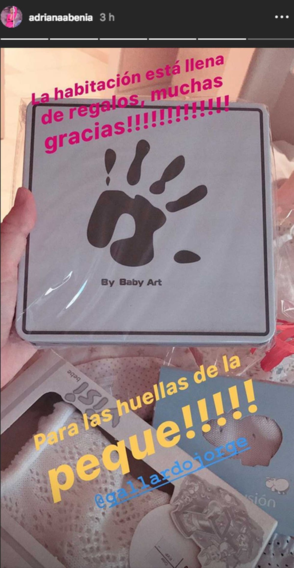 Adriana Abenia enseña los primeros regalos de su hija Luna