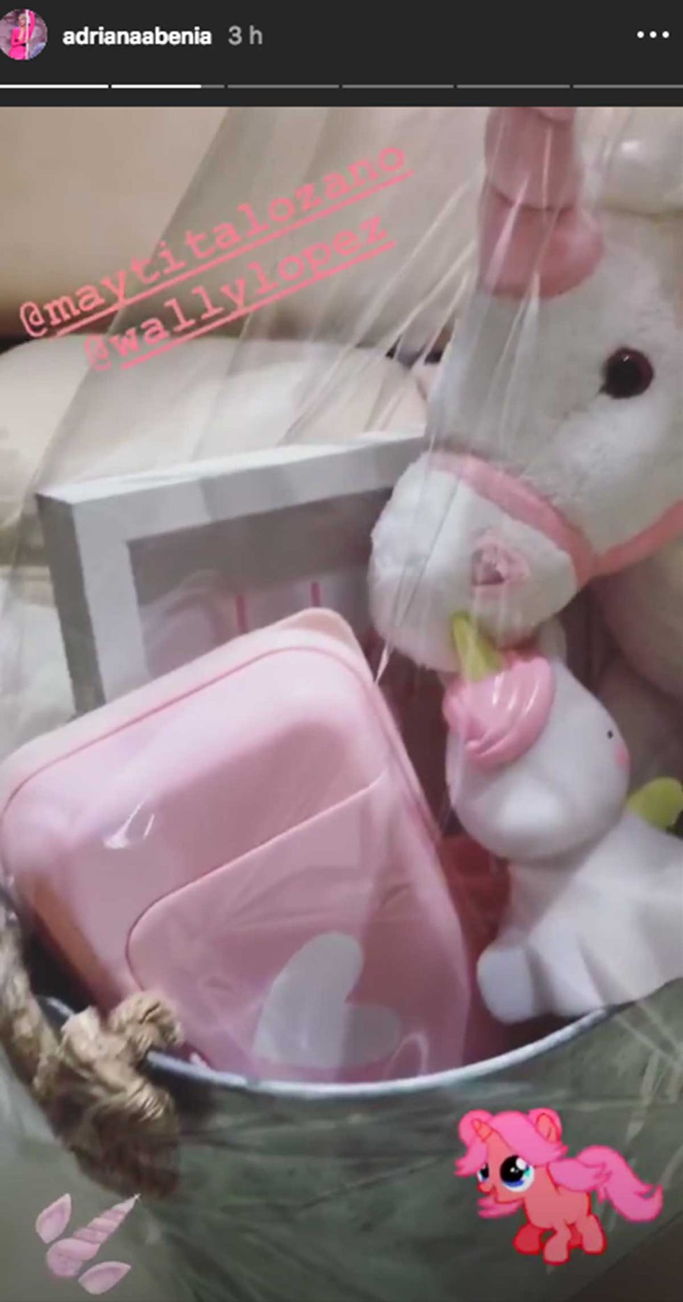 Adriana Abenia enseña los regalos de su hija Luna