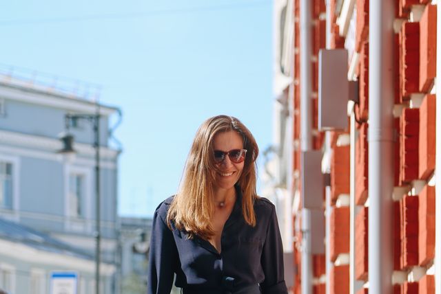 mujer sonriente vestido