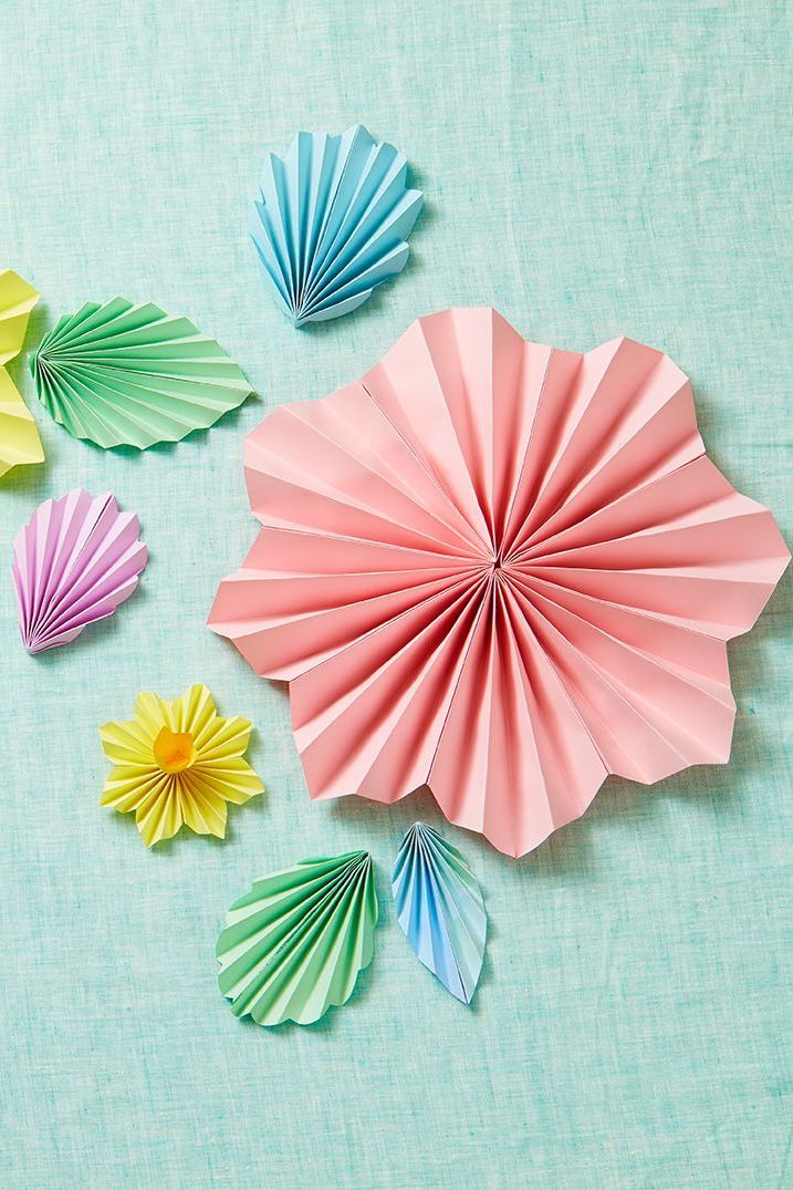 adult craft ideas, accordian paper flowers in multiple colors