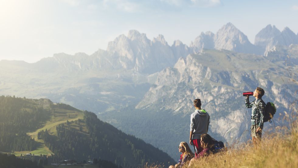 persone sedute in montagna