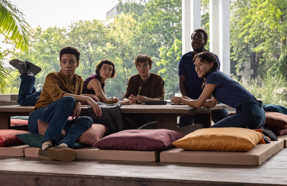 fx's alien: earth "observation" season 1, episode 4 (airs tues, august 26) pictured (l r): kit young as tootles, sydney chandler as wendy, alex lawther as hermit, jonathan ajayi as smee, erana james as curly. cr: patrick brown/fx