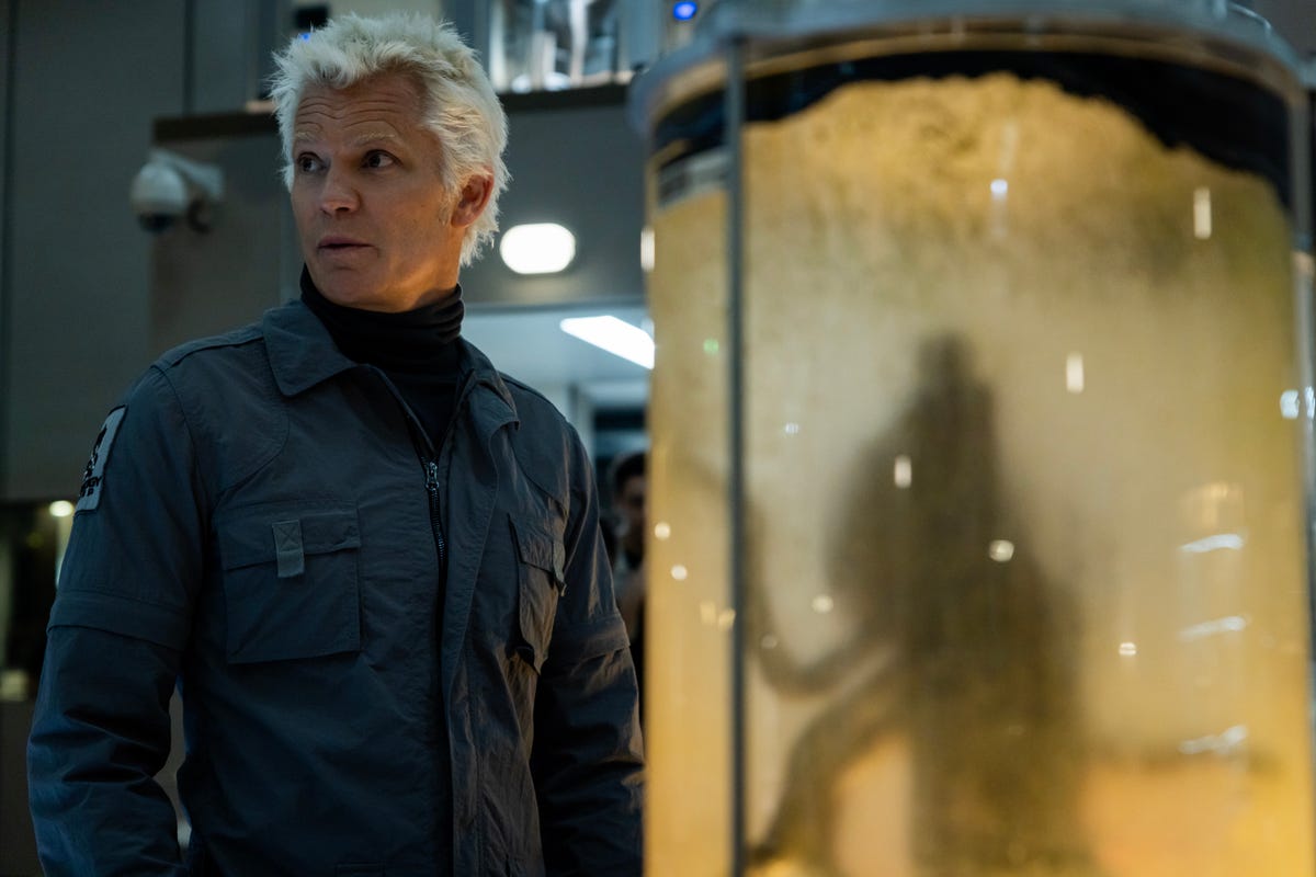 fx's alien: aarde afgebeeld: timothy olyphant als kirsh. cr: patrick brown/fx