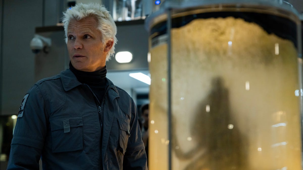 Alien: La Tierra de FX. Foto: Timothy Olyphant como Kirsh. Crédito: Patrick Brown/FX.