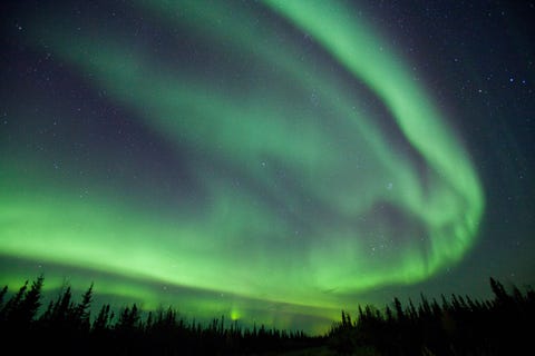 Terwijl ik reed als een gek om op mijn bestemming te komen verlichtte een aurora de lucht vertelt National Geographic fotograaf Michael Melford Ik was naar Fairbanks in Alaska gevlogen in opdracht om de wilde en schilderachtige rivier Birch Creek te fotograferen die een paar uur verderop ligt Ik had geluk het Noorderlicht was de hele nacht te zien waardoor ik een goede foto kon nemen