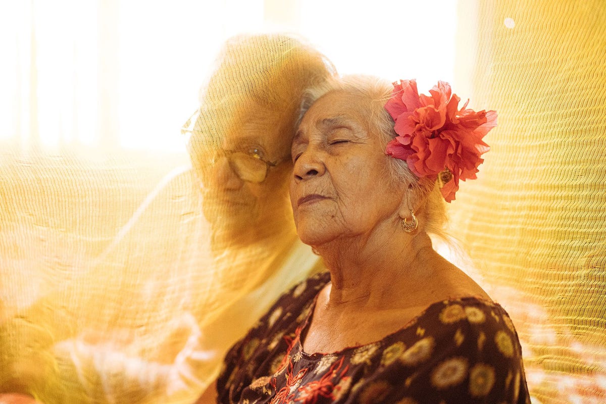 Marta en Apolinar zitten samen in hun huis in de Filippijnen Marta is een overlevende van een massaverkrachting tijdens de Tweede Wereldoorlog Zij en de andere overlevenden bekend als de Malaya Lolas hebben zich verenigd om ervoor te zorgen dat hun verhalen niet worden vergeten