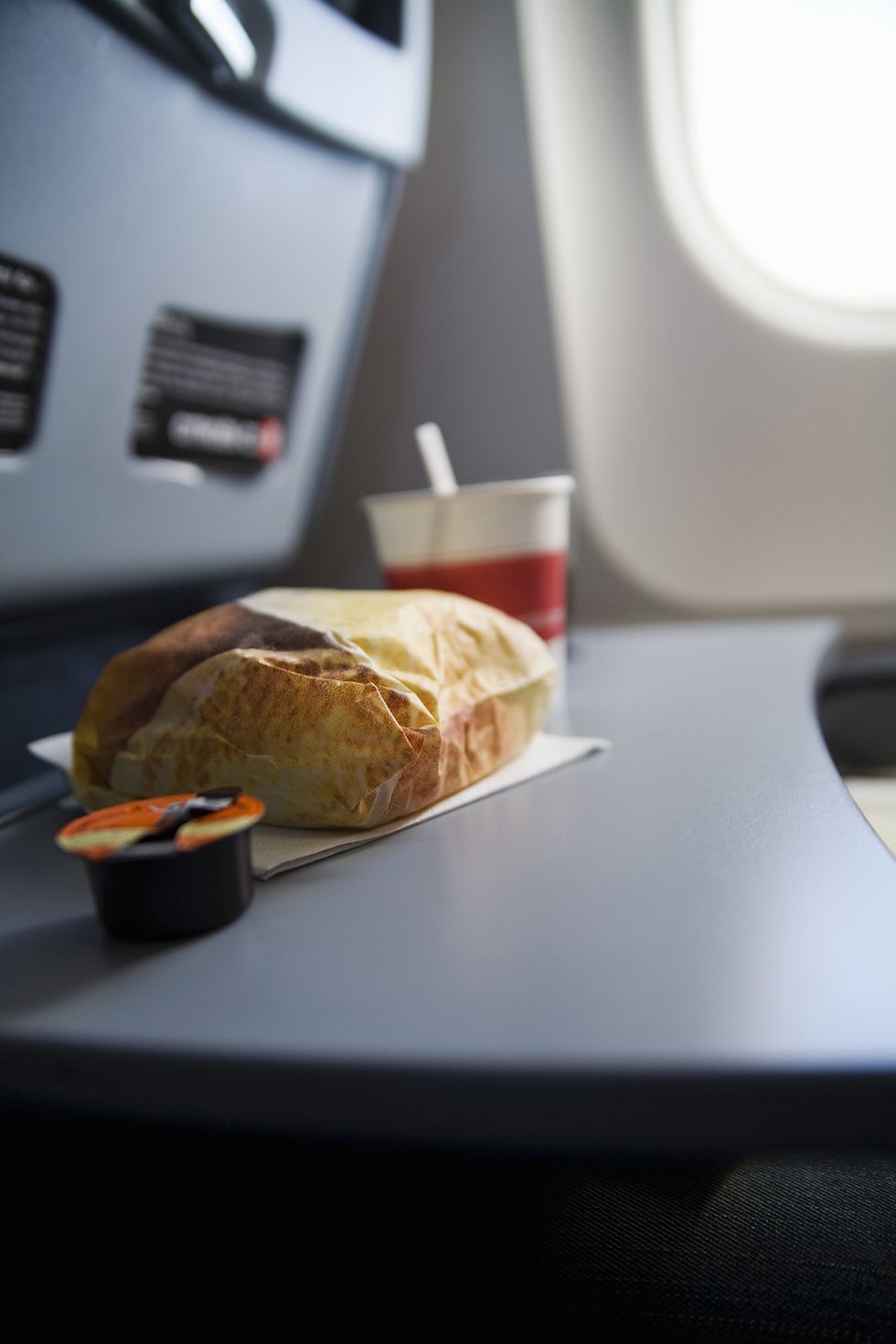 Cibo in aereo cosa non mangiare mai in volo