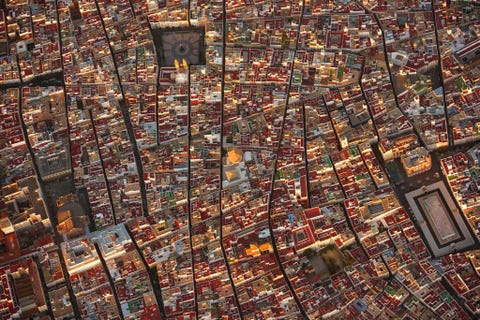 De stad Cdiz in Spanje is van boven gezien net zo fascinerend als op straatniveau mooie straten nauwe steegjes prachtige architectuur leuke markten en mensen en geweldige kerken Het heeft het echt allemaal Ga er eens naartoe en dwaal er gewoon wat rond Deze foto werd genomen vanuit een vliegtuig tijdens het gouden uur