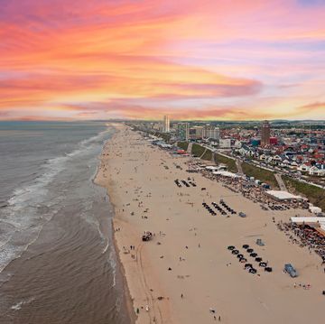 een luchtfoto van het strand bij zandvoort