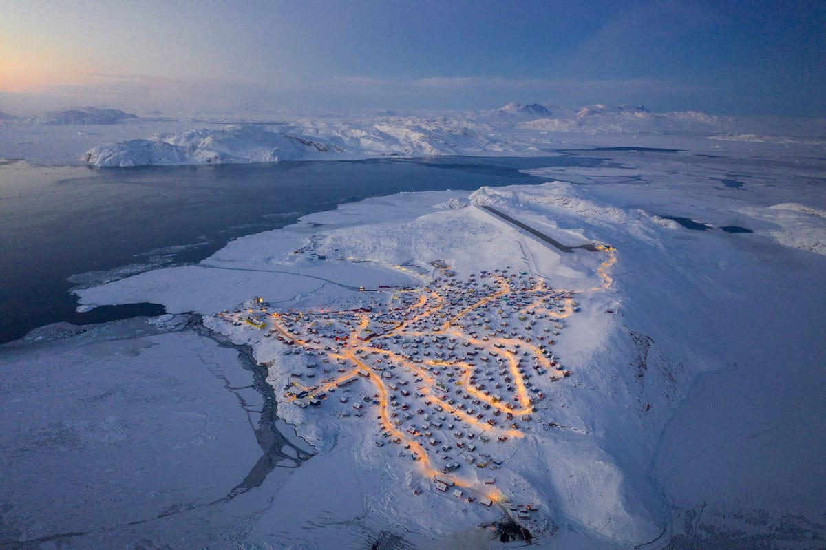 Chu wandelde naar het plaatselijke vliegveldje om een weids overzicht van Upernavik te kunnen vastleggen Toen de lichten van de huizen s avonds aangingen zag het plaatsje er in zijn woorden uit als een kerstboom bij nacht
