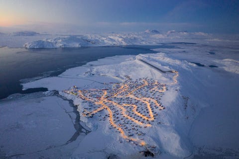 Chu wandelde naar het plaatselijke vliegveldje om een weids overzicht van Upernavik te kunnen vastleggen Toen de lichten van de huizen s avonds aangingen zag het plaatsje er in zijn woorden uit als een kerstboom bij nacht