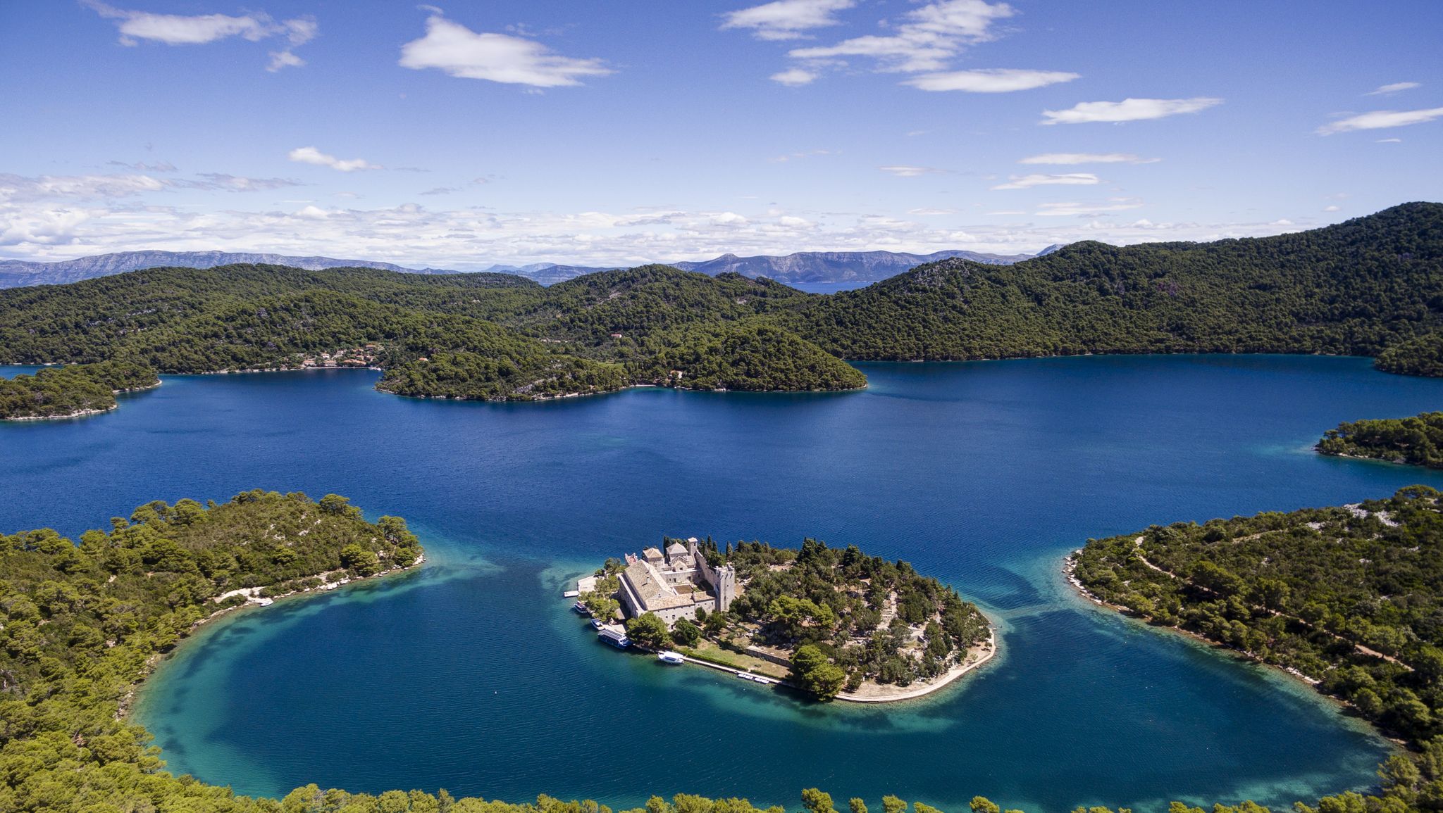het eiland in veliko jezero met daarop een klooster op het kroatische eiland mljet﻿