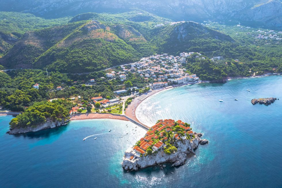 een luchtfoto van sveti stefan island bij budva in montenegro