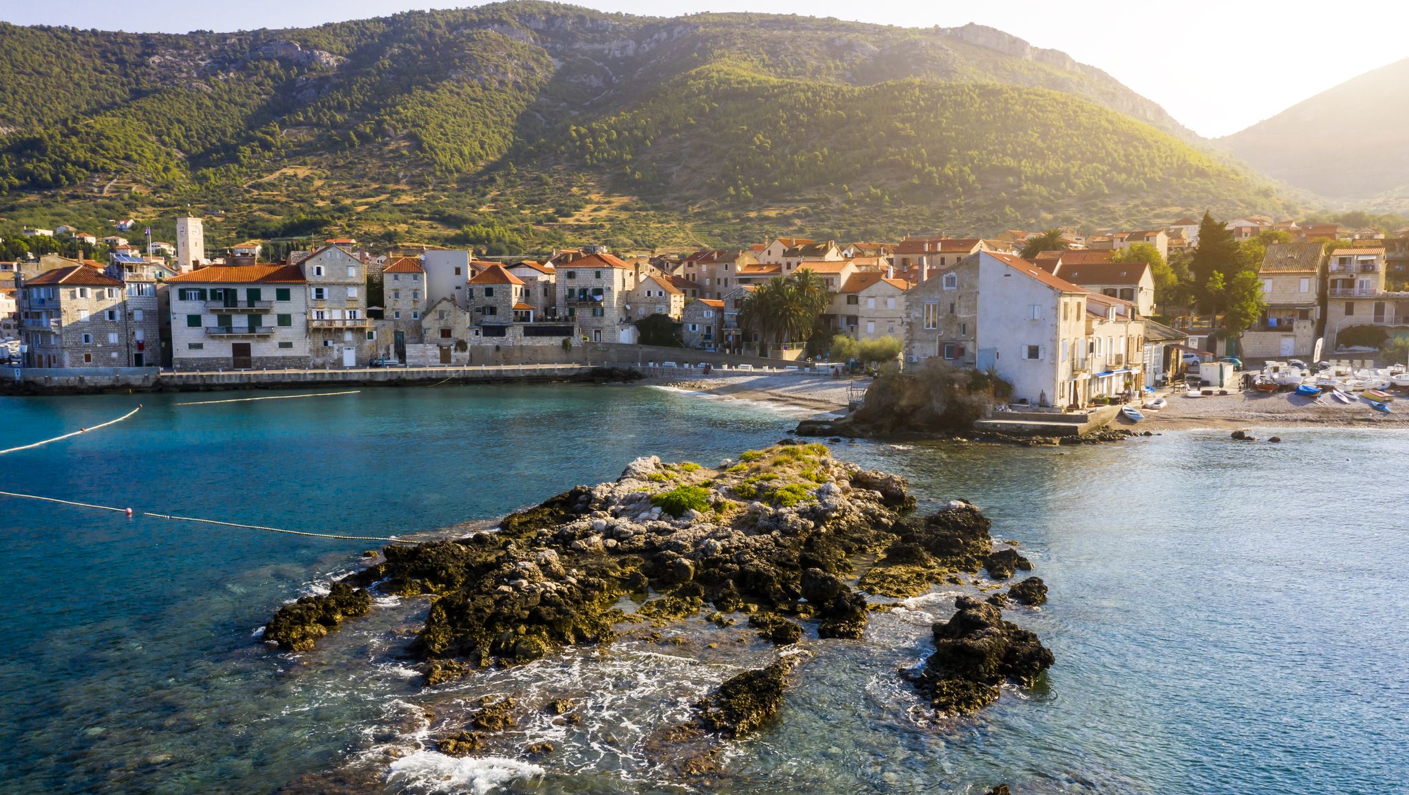 zicht op het kustplaatsje komiza op het kroatische eiland vis