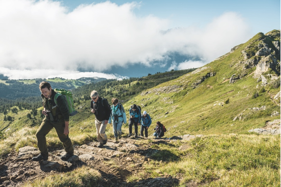 Wandelaars in het Berner Oberland op zoek naar steenbokken