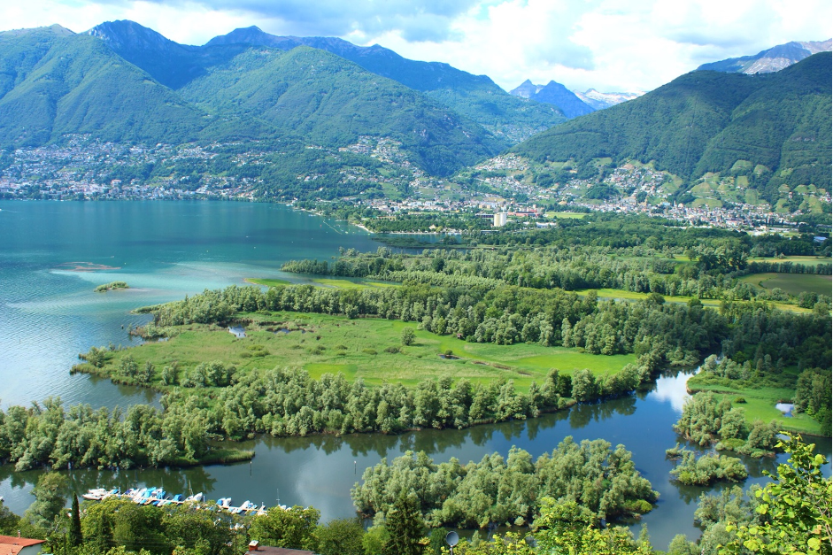 Natuurreservaat Bolle di Magadino in Ticino een natuurgebied rijk aan bos water en moeras waar veel trekvogels komen foerageren