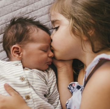 hermana mayor y hermana bebe beso
