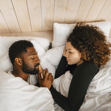 man en vrouw liggen in bed