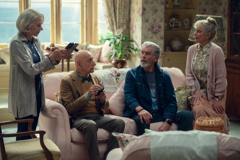 Der Thursday Murder Club (v. l. n. r.) Helen Mirren, Sir Ben Kingsley, Pierce Brosnan und Celia Imrie. Foto: Giles Keyte / Netflix