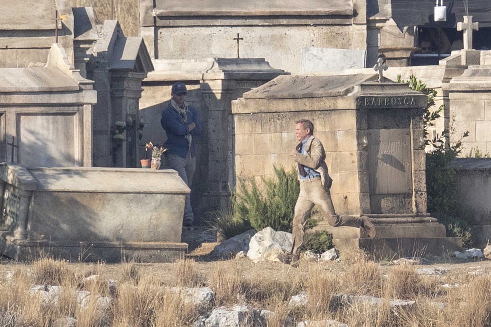 daniel craig continues to film dramatic cemetery scenes for james bond no time to die in matera, italy in the shot craig swaps with his stunt double after a major explosion, wakes up and runs across the hill top 13 sep 2019 pictured daniel craig photo credit mega themegaagencycom 1 888 505 6342