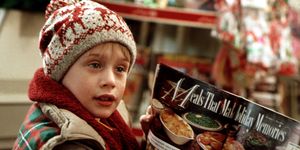 クリスマスを代表する映画といっても過言ではない『ホーム・アローン』。クリスマスムードが高まるなかtiktokでは、主人公のケビンがスーパーマーケットで購入した生活用品などの“合計金額”を映画公開当時の1990年と2023年現在で比較し、話題﻿になっている。