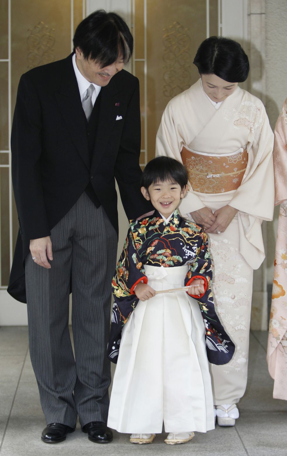 japan's prince hisahito, wearing a traditional ceremonial attire, smiles with his parents prince akishino and princess kiko after attending chakko no gi ceremony to celebrate his growth and the passage from infancy to childhood at the akasaka imperial estate in tokyo thursday, nov 3, 2011 prince hisahito, who turned 5 year old in last september, had his rite of passage as a member of the japanese royal family ap photoissei kato, pool