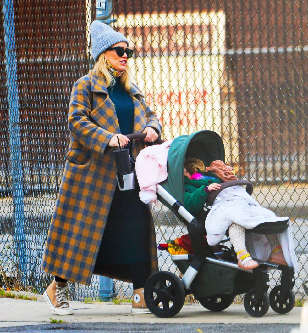 celebrity mom stroller outfits