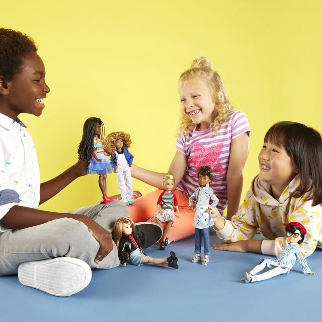アメリカの玩具メーカー「マテル社」が手がけ、60年以上にわたって世界中で親しまれているバービー人形。以前に比べ多様性に富んだ人形を次々と発表している同社から、新たに補聴器を着けたバービー人形﻿が初めて誕生することが明らかに。