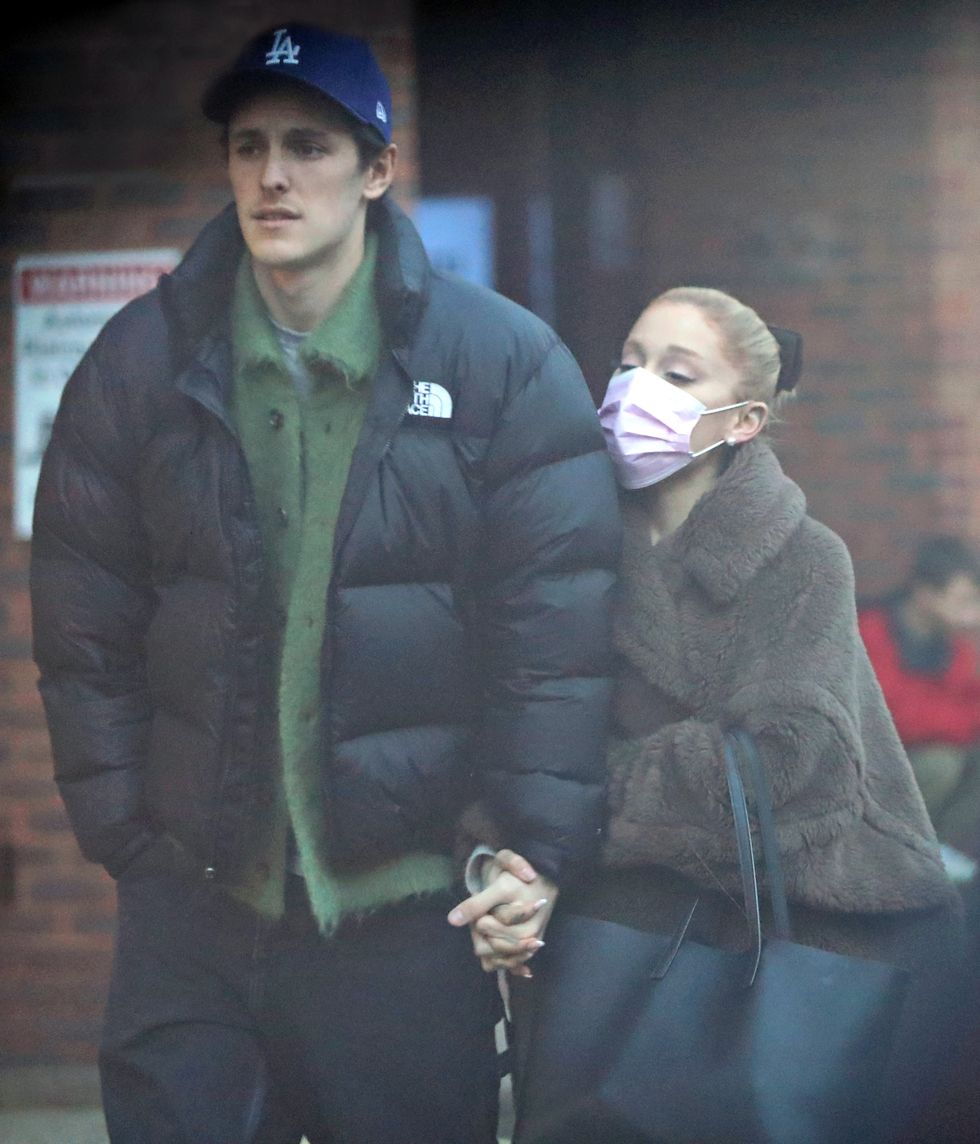 exclusive ariana grande and her husband dalton gomez indulge in crepes from the famous la creperie de hampstead the pint sized pop star who is in the capital filming wicked parts 1 2 looked adorable in an oversized coat, platform trainers, and a pink face mask that she removed to take some selfies near the popular stand that serves sweet and savoury french crêpes and has been a hampstead favorite for many years 23 jan 2023 pictured ariana grande, dalton gomez photo credit mega themegaagencycom 1 888 505 6342