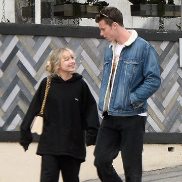 02262023 exclusive shawn mendes and sabrina carpenter step out amid dating rumors in los angeles the 23 year old singer was all smiles while wearing an oversized black hoodie, matching joggers and trainers shawn, 24, sported a shearling lined denim jacket and black trouserssalestheimagedirectcom please bylinetheimagedirectcomexclusive please email salestheimagedirectcom for fees before use