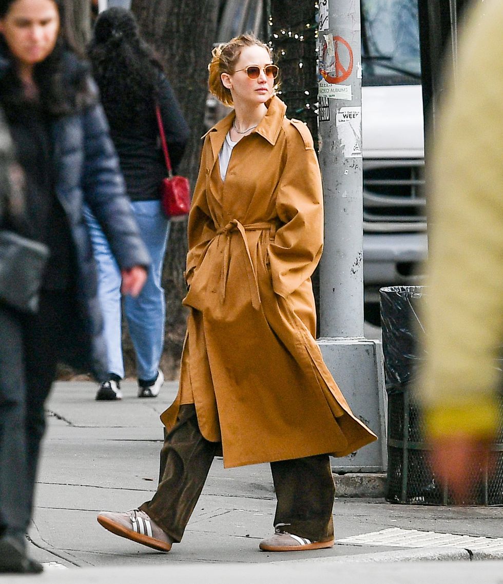 03222023 exclusive jennifer lawrence and cooke maroney are spotted on a stroll in new york city the american actress wore a brown trench coat, green corduroy trousers, and adidas trainers salestheimagedirectcom please bylinetheimagedirectcomexclusive please email salestheimagedirectcom for fees before use
