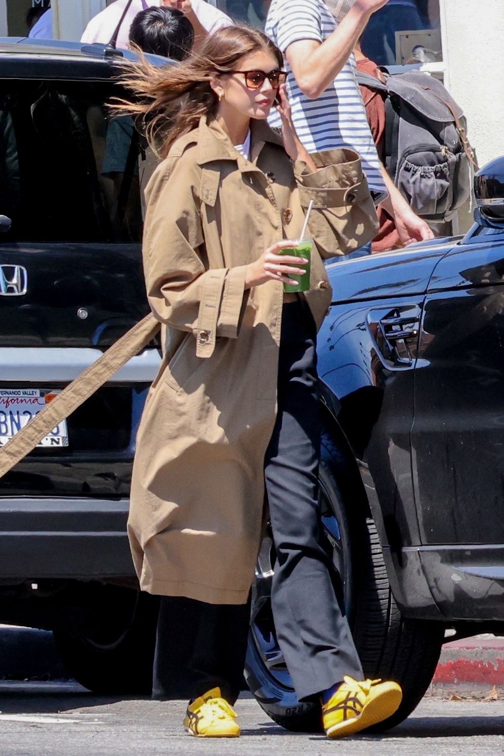 los feliz, ca exclusive model kaia gerber rocks a huge tan trench coat while stopping to get a green juice smoothie in los felizpictured kaia gerberbackgrid usa 6 may 2023 usa 1 310 798 9111 usasalesbackgridcomuk 44 208 344 2007 uksalesbackgridcomuk clients pictures containing childrenplease pixelate face prior to publication