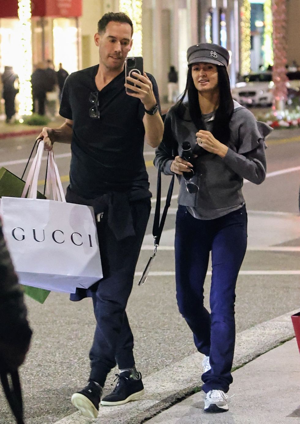 exclusive paris hilton disguises herself in long black wig and casual attire to get some holiday shopping done on rodeo drive at gucci 22 dec 2023 pictured paris hilton and carter reum photo credit apex mega themegaagencycom 1 888 505 6342