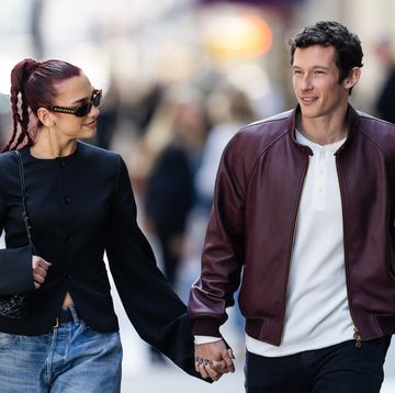 04282024 exclusive dua lipa and callum turner step out together in new york city the 28 year old singer and songwriter held hands with her beau as they strolled the city with dua wearing a black blazer paired with denim jeans and black heels the couple were pictured stopping to share a kiss before continuing onsalestheimagedirectcom please bylinetheimagedirectcomexclusive please email salestheimagedirectcom for fees before use
