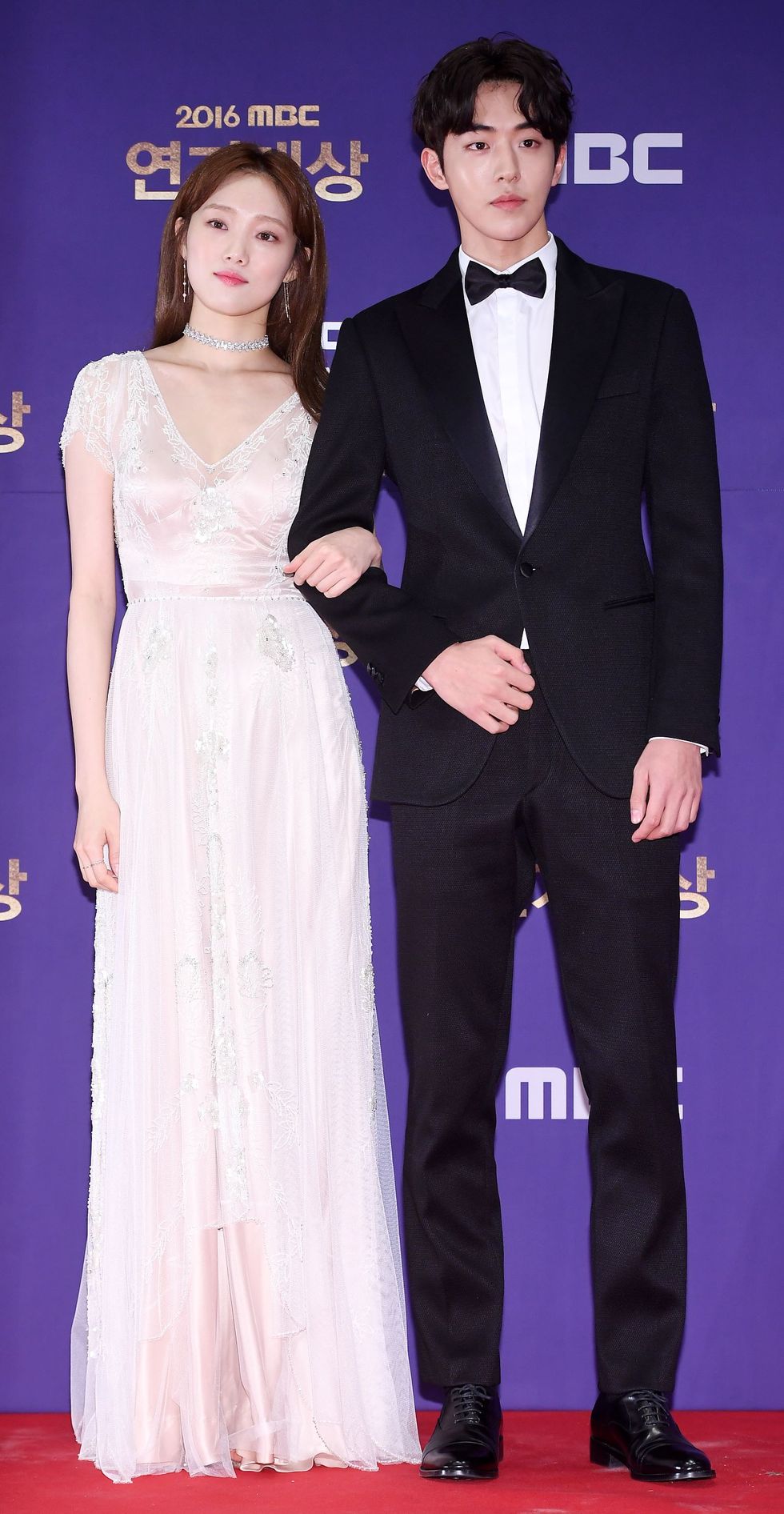 イ・ソンギョンlee sung kyoung and ナム・ジュヒョクnam joo hyuk, dec 30, 2016  lee sung kyoung, nam joo hyuk attends the "2016 mbc drama awards" at sangam mbc on december 30th in seoul, south korea photoosen