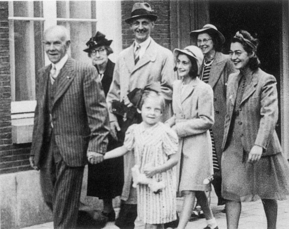 1941年にアムステルダムで撮影されたフランク一家。ミープ・ヒースとヤン・ヒースの結婚式に向かう様子。