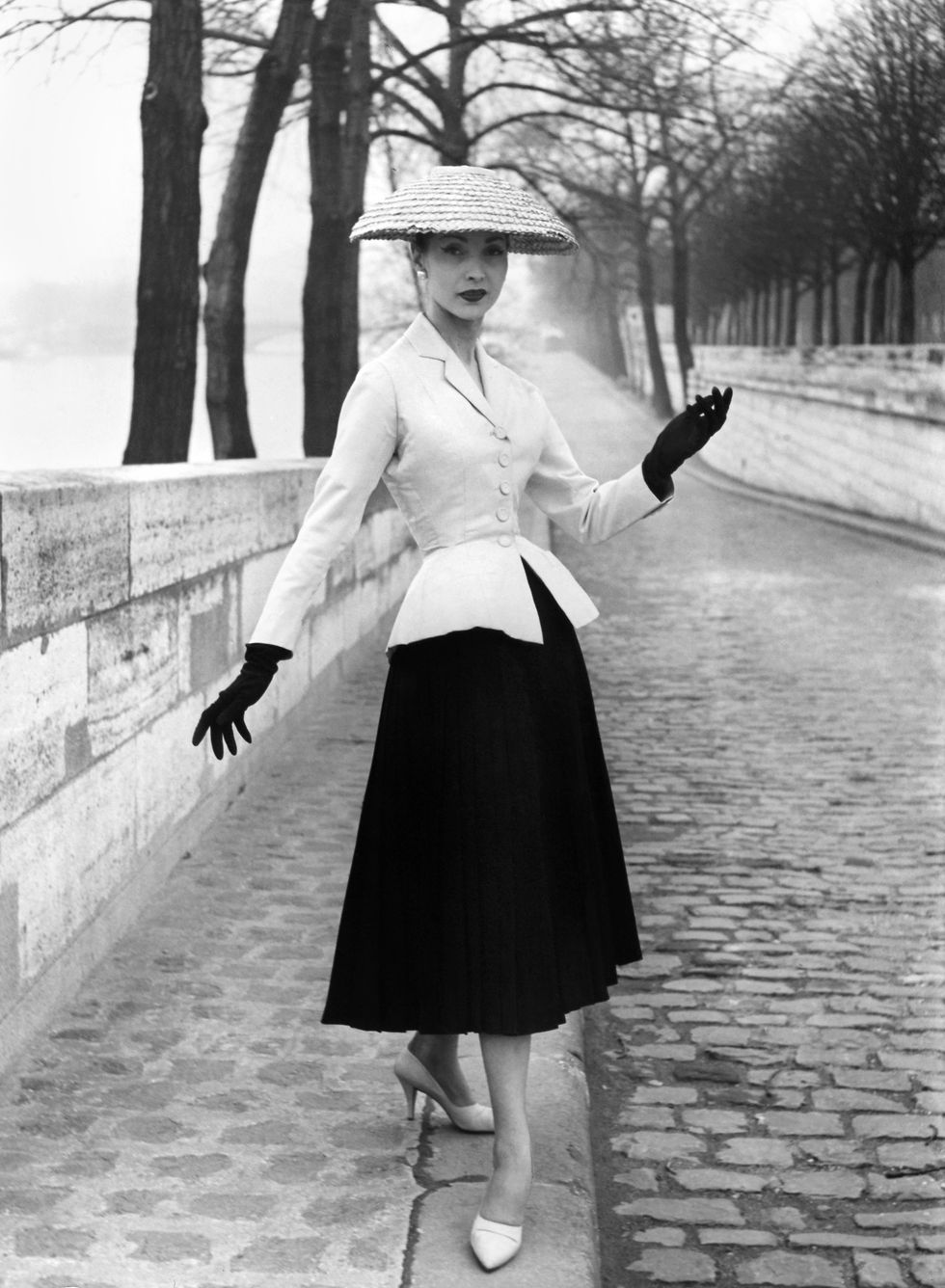 womens fashion dior, 1947 nwoman wearing an outfit designed by christian dior, 1947
