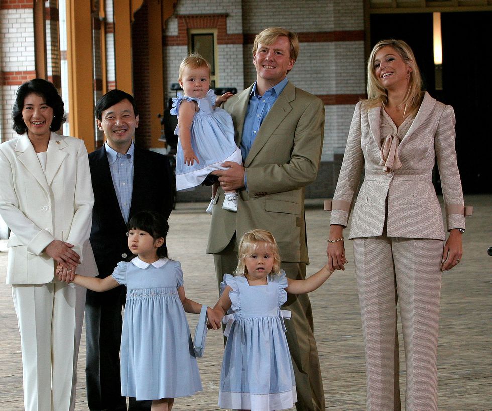 18 08 2006 apeldoorn   the netherlands   maxima and family   n royal photosession with japans princess aiko with her parents crown prince naruhito and crown princess masakoand queen beatrix, princess maxima, prince willem alexander, princess amalia and princess alexia at palace het loo in apeldoorn
the japanese royals will stay for a 2 week holiday in the palace by invitation of queen beatrix
© argenpresscom  pikopress