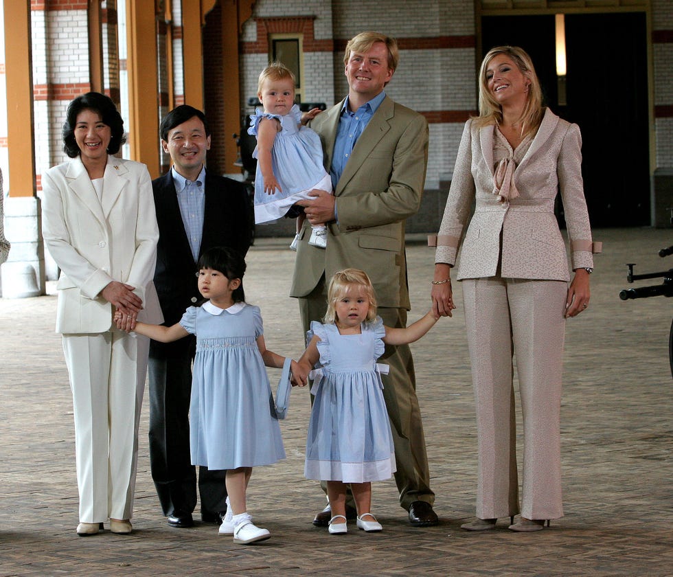 18 08 2006 apeldoorn   the netherlands   maxima and family   n royal photosession with japans princess aiko with her parents crown prince naruhito and crown princess masakoand queen beatrix, princess maxima, prince willem alexander, princess amalia and princess alexia at palace het loo in apeldoorn
the japanese royals will stay for a 2 week holiday in the palace by invitation of queen beatrix
© argenpresscom  pikopress