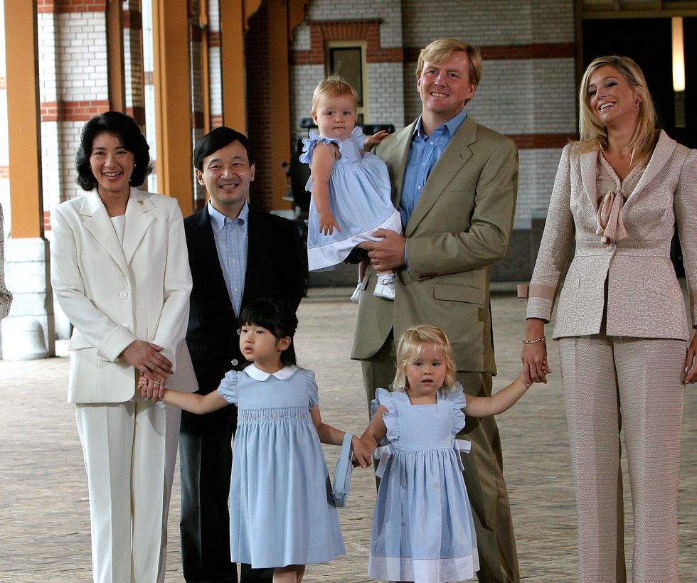 18 08 2006 apeldoorn   the netherlands   maxima and family   n royal photosession with japans princess aiko with her parents crown prince naruhito and crown princess masakoand queen beatrix, princess maxima, prince willem alexander, princess amalia and princess alexia at palace het loo in apeldoorn
the japanese royals will stay for a 2 week holiday in the palace by invitation of queen beatrix
© argenpresscom  pikopress