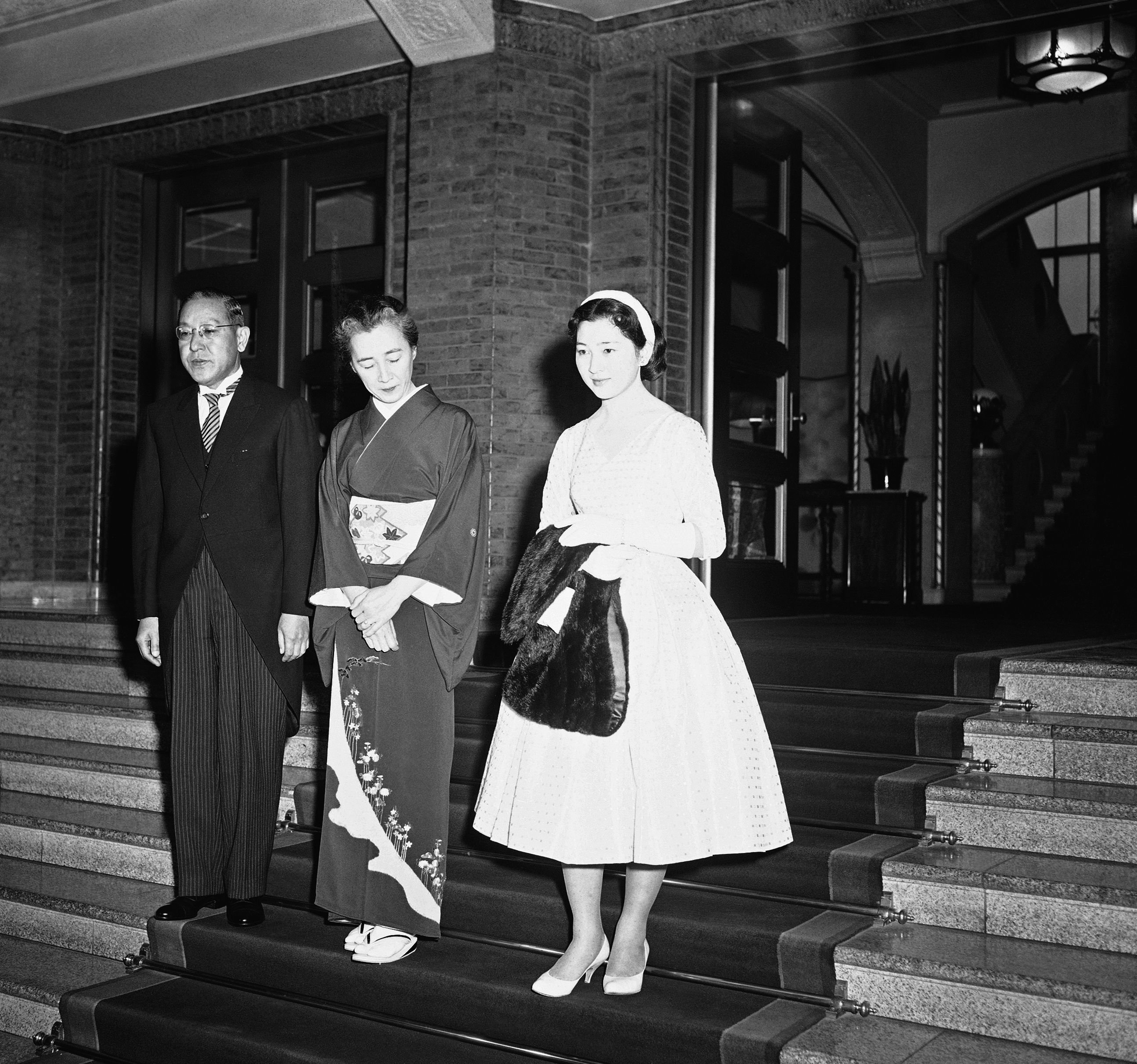 写真で振り返る、上皇后美智子さまの24歳ご婚約時～90歳近影まで