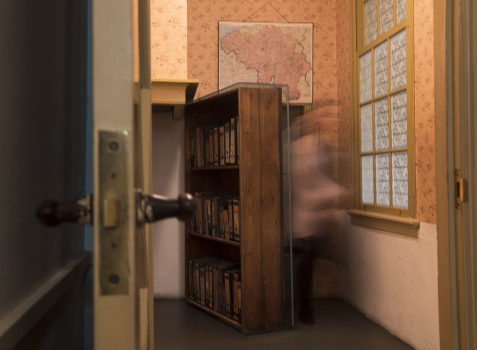 「隠れ家」は父が経営するペクチンと香辛料の会社「オペクタ」の上階。本棚で隠れた「秘密のドア」の裏に階段があり、その向こう側に4部屋と屋根裏がありました。