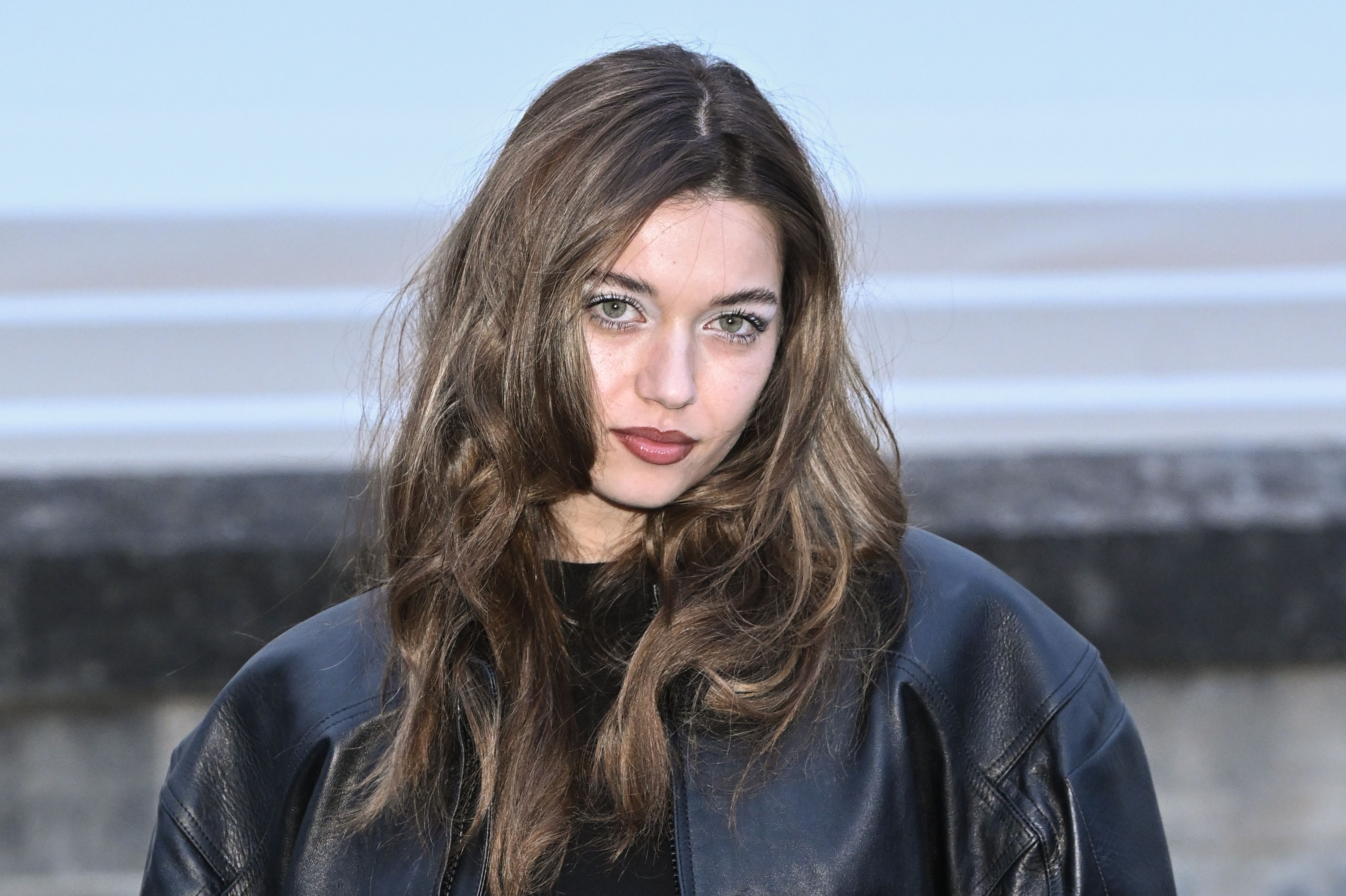 El cambio de look de Afra Saraçoğlu, la actriz de 'Una nueva vida' en  Antena 3, que ha dejado en shock a los fans de la actriz turca