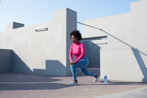 een vrouw doet een lunge