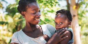 世界では1日に約800人の女性が妊娠・出産で命を落とす。これは2分に1人、女性の命が失われていること。コーヒー1杯分、5ドル（約550円）の「安全な出産キット」を、世界各地で困難な状況にある女性たちに届けられれば命を救える。7月11日「世界人口デー」に国連人口基金（unfpa）のクラウドファンディングに参加しよう！