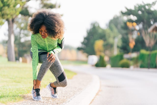 een vrouw heeft last van haar enkel tijdens het hardlopen