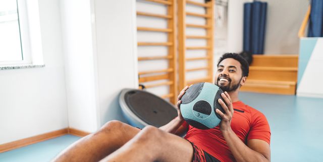 https://hips.hearstapps.com/hmg-prod/images/afroamerican-man-doing-ab-exercise-royalty-free-image-1747248306.pjpeg?crop=1.00xw:0.753xh;0,0.197xh&resize=640:*