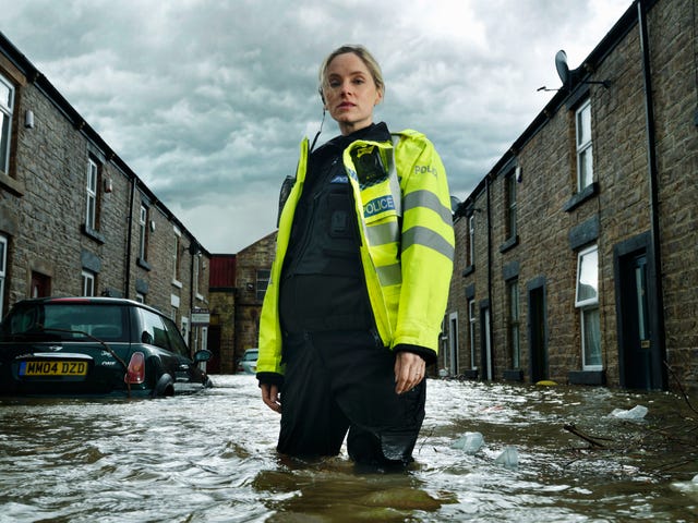 quaystreet productions foritv,itvxafter the floodepisode 2pictured: sophie rundle as joanna marshall.this image is under copyright and can only be reproduced for editorial purposes in your print or online publication. this image cannot be syndicated to any other third party.copyright itvfor further information please contact:patrick.smith@itv.com 07909906963