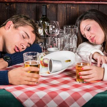 mensen slapen op tafel na het eten