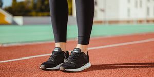 hardloopschoenen tijdens een training om af te vallen met hardlopen